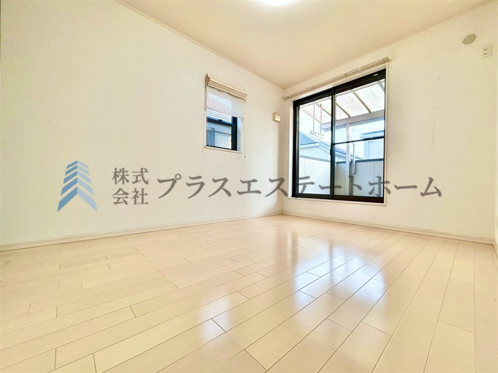 【リフォーム前の写真です】洋室はシンプルな配色にしていますので、お客様好みの家具を配置頂けます♪