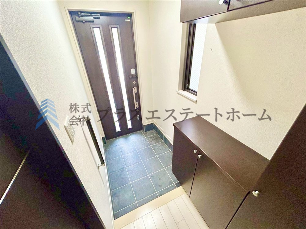 【リフォーム前の写真】広々玄関で来客時も安心♪シューズボックスもあるためたくさんの靴を収納できます♪