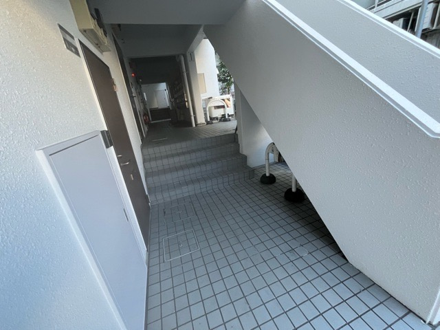 共用部分は、一棟の建物に住む区分所有者全員が共同で所有するとし、共用部分の管理、補修などは、区分所有者で形成される管理組合が行います。個人の判断で勝手に変更することはできませんので覚えておきましょう。