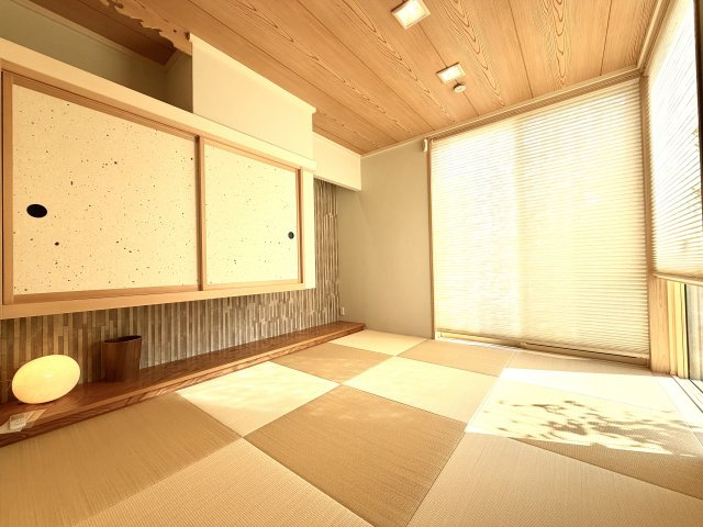 現代の暮らしに溶け込む、デザイン性の高いモダン和室。琉球畳と木の天井が心地よい空間を演出。客間、または「和」の癒しを感じる贅沢なプライベート空間として活用できます。