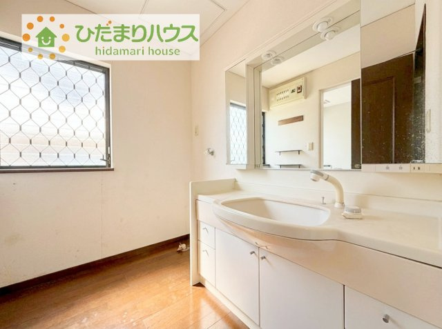 三面鏡の大きな鏡は憧れます(^^♪　鏡の後ろは収納となっていて、細かいものでも収納できるのでスッキリと整理できます！