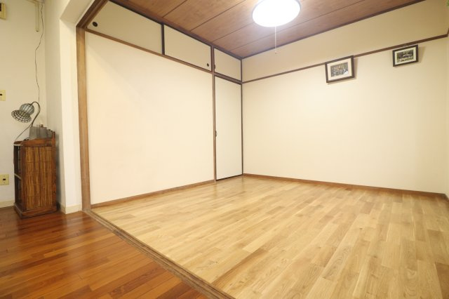 コンパクトで使いやすい洋室です