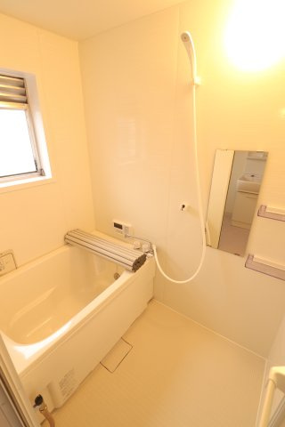 浴室交換済。窓があり換気に便利、追炊き機能も付いています！