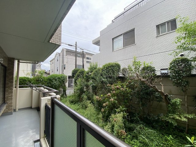 開放感のある眺望が広がり、心地よい風とやわらかな光を感じられる贅沢なロケーション。季節の移り変わりを身近に感じながら、慌ただしい日常を忘れて心からリフレッシュできる特別な空間です。