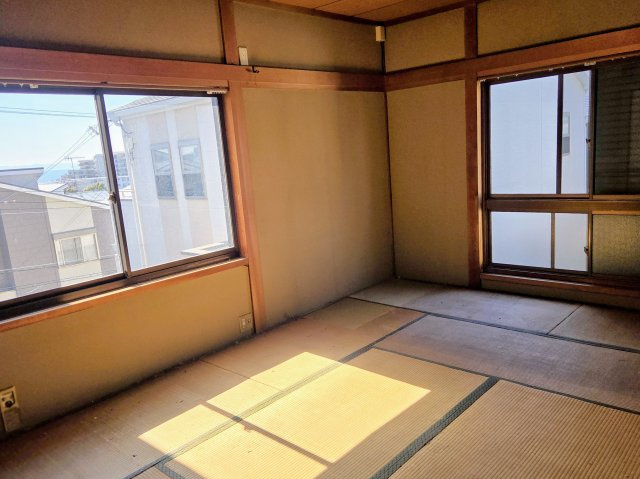 2面の窓から光が入り、日当たりよく穏やかに過ごせます。