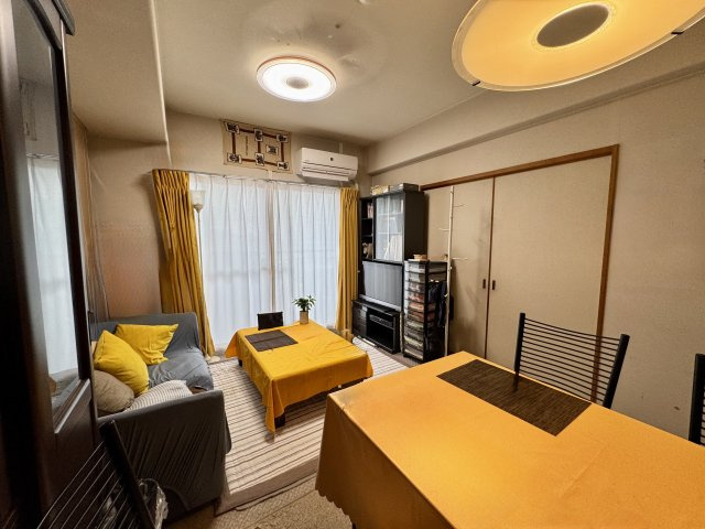 家具の配置がしやすい、長方形のリビングダイニングです。高台に建つマンションならではの開放感が感じられ、周辺の自然とも調和した落ち着いた雰囲気が魅力です。　自然が程よく近くにあり、眺望も素敵です。