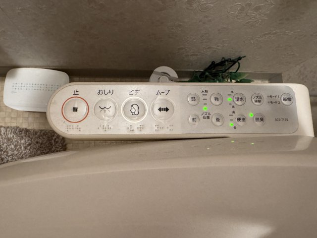 温水洗浄便座が設置されており、操作パネルも視認性の高い配置です。　複数の洗浄モードや便座の温度調節など、快適に利用できる機能が揃っています。　4～5年前にリフォーム済みで清潔感があります。