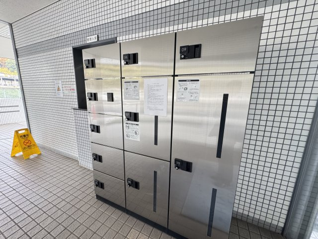 宅配ボックスが設置されていることで、不在時でも荷物の受け取りがしやすく、日々の利便性が高まります。　各ボックスは十分なサイズが確保されており、用途に合わせて使える点は魅力です。