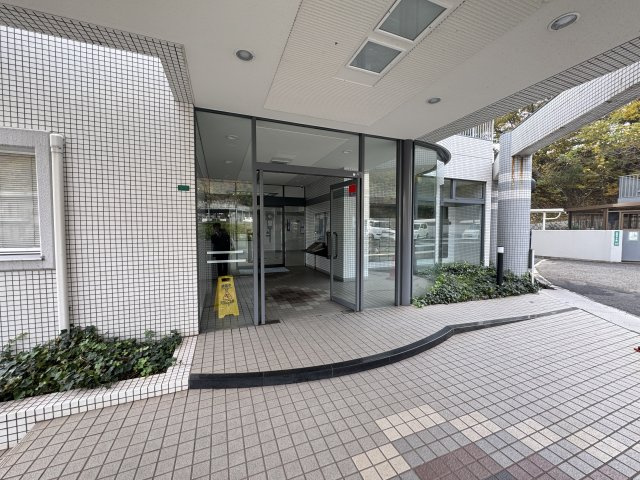 植栽の緑がきれいなゆったりとしたエントランスは来訪者を迎える落ち着いた雰囲気があり、ガラス張りの開放的な造りが明るさを演出します。　管理状態も良く、安心して暮らせる住環境が整っています。