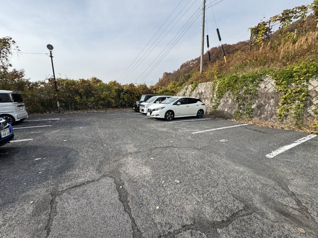 近隣にもゆとりある平面駐車場が確保され、車の出し入れやドアの開閉、乗り降りがスムーズに行える設計です。　車の台数が多いご家庭に嬉しいですね。　自然に囲まれた環境で、開放感のある駐車スペースが魅力です。