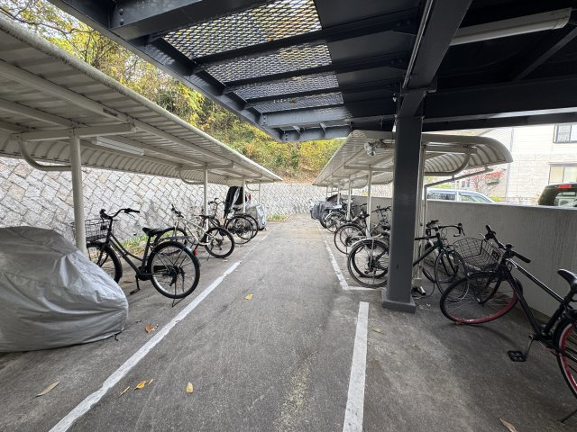 ゆとりがあり利用しやすい配置の屋根付きの駐輪場は、雨の日でも安心して自転車を保管できます。　敷地内にあるため、日常的に自転車を使う方にも便利です。