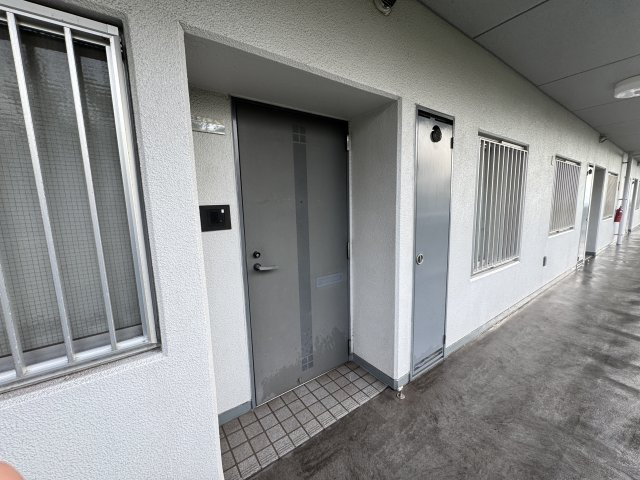 照明や構造がすっきりと整えられている住戸の玄関前は明るく清潔感があり、プライバシーに配慮された配置となっています。　住まいへ帰る時間を心地よく迎えてくれる落ち着いた玄関です。