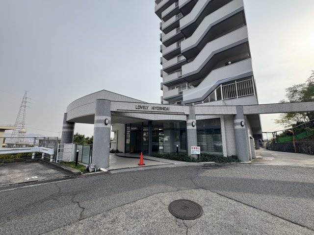 高台に位置するスタイリッシュな外観のマンションで、見晴らしの良い住環境が魅力です。　建物全体が落ち着いたトーンでまとまっており、エレベーターが2基備わるなど機能面でもしっかり整えられています。