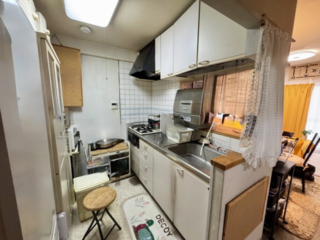 便利なカウンター越しにリビングが見えるキッチンで、料理しながら家族との会話が楽しめそうな造りです。　収納スペースがしっかり確保されているため、日々の家事が進めやすい印象があります。