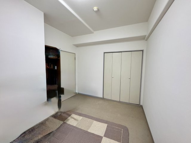 洋室も明るい色合いのクロスで落ち着いた印象の空間になっています。　子ども部屋や書斎、趣味部屋など幅広く活用できるサイズ感で、収納もあるため、家族構成やライフスタイルに柔軟に対応できそうです。
