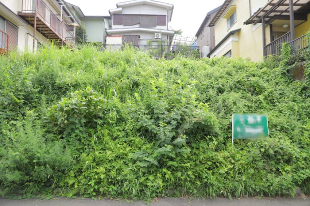 土地を買う際、住む地域の自治体や福祉の補助制度にも注目してみましょう。子供や老人の医療補助やゴミ出しのルールなど、自治体によってルールに大きな違いがあるため、暮らしやすい土地で判断するとよいでしょう。