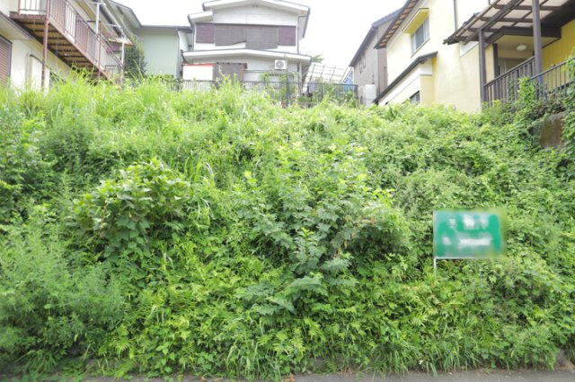土地の前の道路に消火栓が設置されていることがあります。この場合、道路交通法第45条第1項により、駐車禁止の場所が指定されています。そのため、車庫などの駐車スペースをつくることができない場合があります。