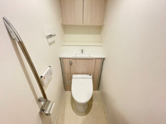 トイレットペーパー等の収納に便利な吊戸棚付き。　