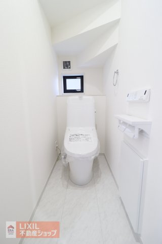 細かな温度調節ができ、清潔・快適に使用できる温水洗浄機能付トイレを採用しています。