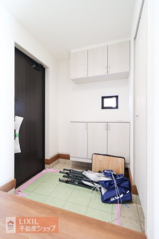 シンプルで飽きの来ないデザインの玄関。壁面収納にすることで全体的にすっきりとした印象です。