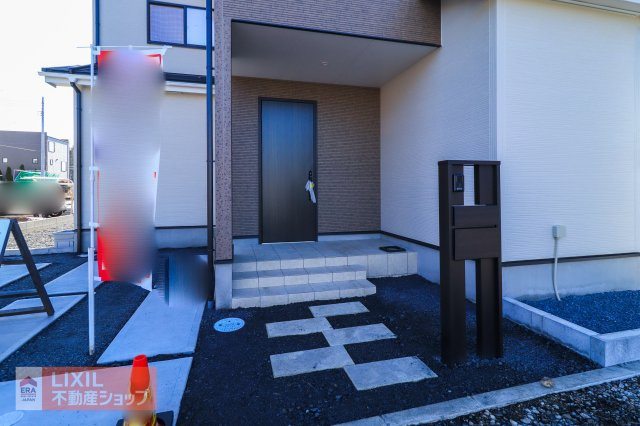 無駄な飾りがなく玄関ドアと窓のみでまとめられて印象的なデザインが目を引きます。