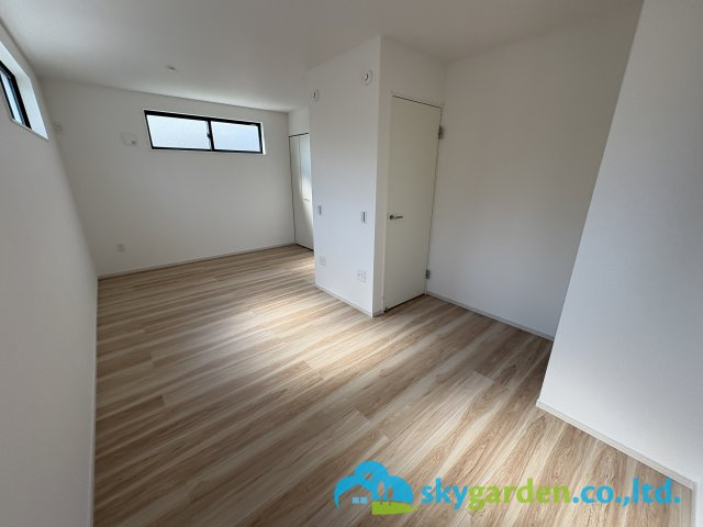 間仕切りすれば2つの子供部屋にもなります　収納2箇所　ドア2箇所あります