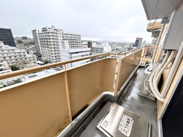 バルコニーは、室外の専用スペースのうち、「屋根がなく開放された空間」であるものを指します。ベランダより広いタイプのものが多く、日当たりもよいため家庭菜園などを楽しみたい人にとって適した環境となります。