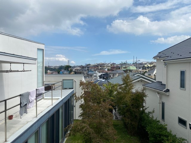 【物件からの眺望写真】　横浜のシンボルタワーランドマークタワーを望む眺望です！建物の居室からも望む事ができます