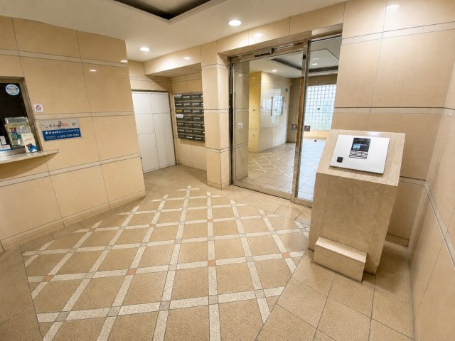 オートロック・モニタ付きインターホンで防犯面も安心！不在時でもお荷物の受け取りができる宅配ボックス完備です！