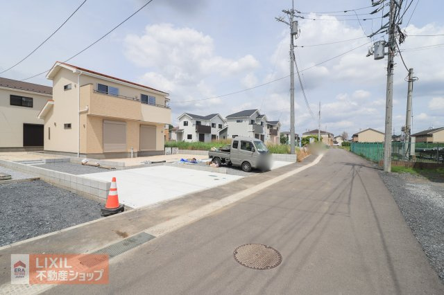 【前面道路】現地完成写真。道幅や駐車など、ご確認ください。