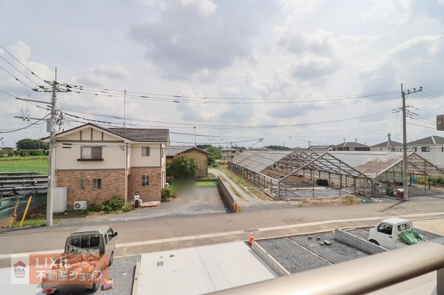 【建物からの眺望】現地完成写真。バルコニーからの景色。十分な間隔が確保されております。