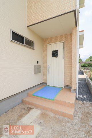 【エントランス】現地完成写真。ゆったりとした玄関。奥行きのあるポーチで雨の日も安心です。