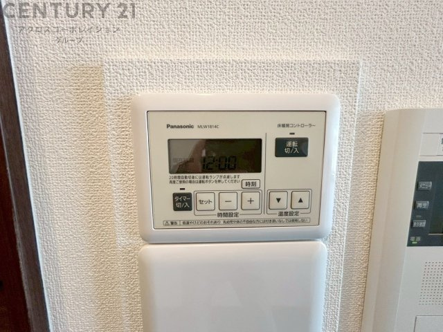 床暖房は、効率的な暖房システムであり、床からの温かさが快適な環境を提供します。床全体が均一に暖まり足元からの暖かさが感じられます。また空気の循環が少ないため、ホコリやアレルゲンの拡散を抑えます。