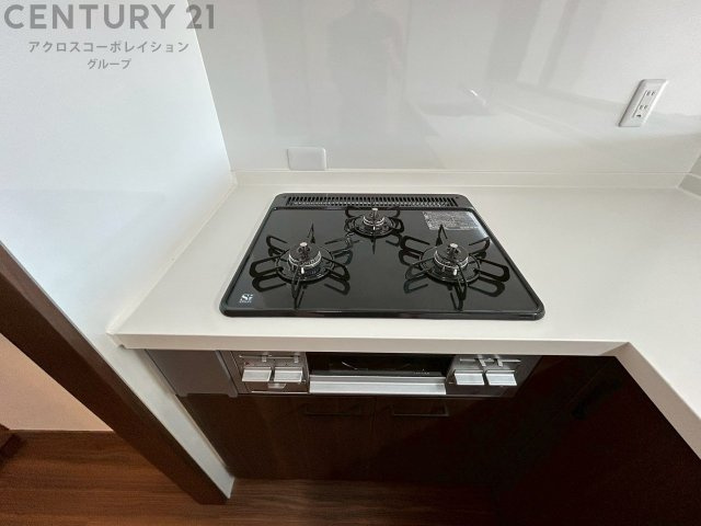 多数の調理器具を同時に使用でき、料理の効率化が可能。省エネで節約になり、様々な料理スタイルに適応できます。また、火力調整が独立しており、手入れや掃除もしやすく、今よりもっとお料理が楽しくなるかも。