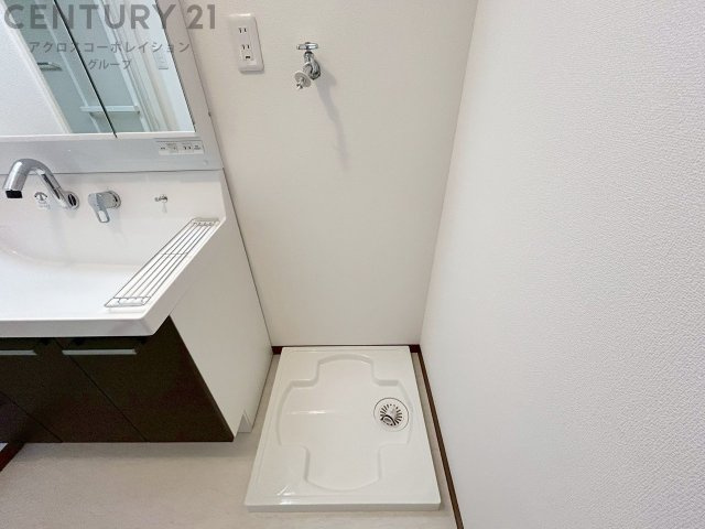 洗濯物の仕分け作業がしやすく、整理整頓が容易になります。洗濯音や湿気を他の部屋に持ち込まず、生活環境を快適に保ちます。上部を活用すれば収納スペースを確保でき洗剤や洗濯用品の整理もしやすくなります。