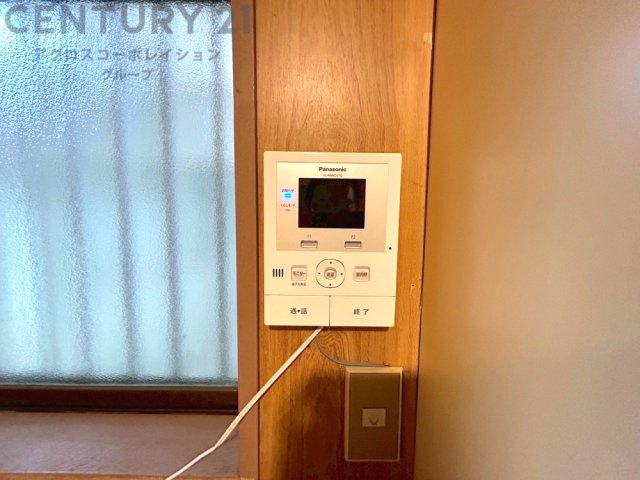 訪問者が来たときにテレビ画面で確認できるため、安心してドアを開けられます。録画機能があるものもあり、留守中に来訪者を記録しておくことができます。利便性が高く、セキュリティ面でも安心です。