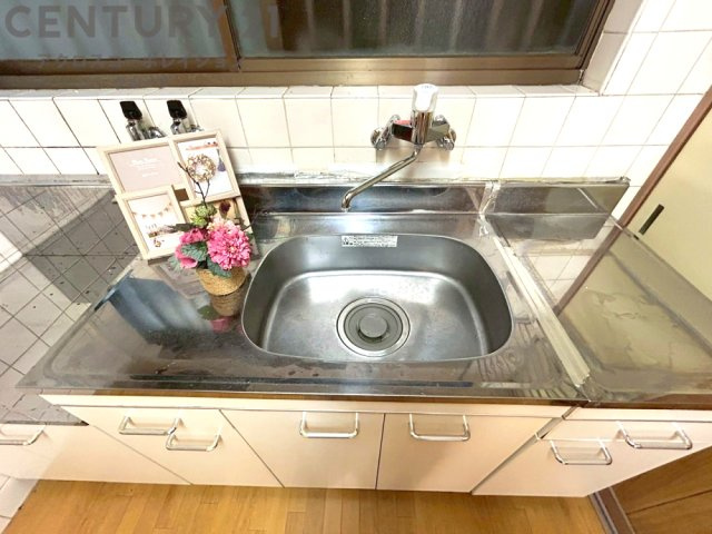 大きなシンクでお鍋などの大きな調理器具を洗う際にも便利です。　
