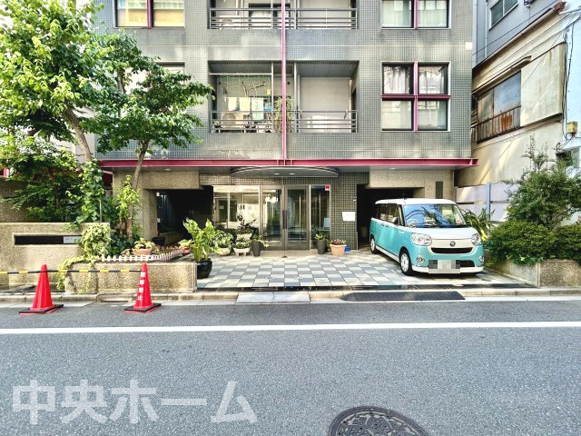 【エントランス】マンションのエントランスは、その物件の印象を決める、顔とも言える場所です。毎日通る場所ですからきれいなのが一番です。