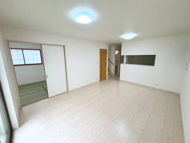 家族が自然と集まる、明るく開放的なリビング空間。　のんびりくつろげる、居心地のよさが魅力です。