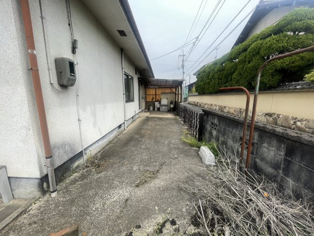 上下水道引込済みの整形地。建物は売主にて解体予定で更地での引き渡しが可能です。前面道路も広く駐車や出入りもスムーズ。周辺は落ち着いた住宅街で、小学校や公園も近く、子育て世代にも安心の住環境です。