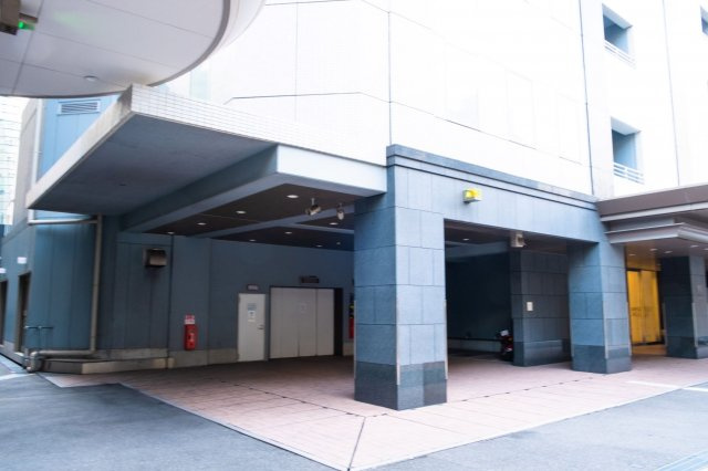 【敷地内駐車場】きちんと整備されたきれいな駐車場です！十分な広さがあり、車の出し入れもスムーズ！