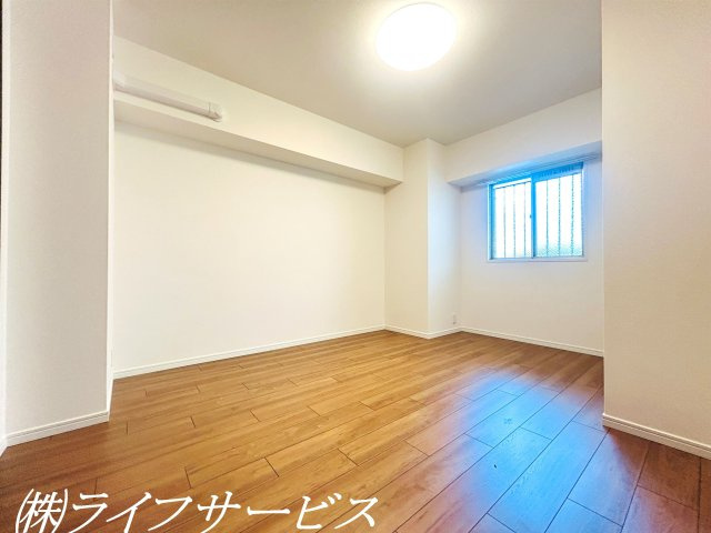 玄関側洋室6帖/クローゼット有、エアコン先行配管済！