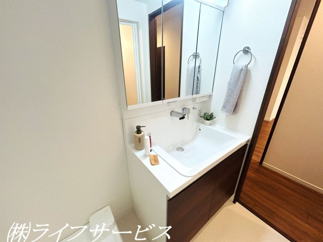 三面鏡タイプのシャワー付洗面化粧台