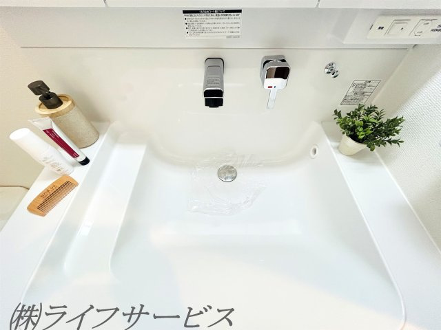 三面鏡タイプのシャワー付洗面化粧台