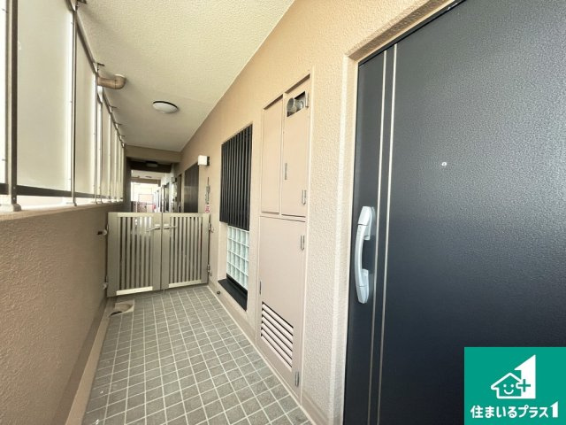 玄関ポーチつきの住戸です！【現地写真】
