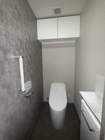 タンクレストイレを採用。収納・手洗い器付き。