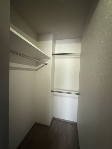 洋室に設置されているウォークインクローゼット。