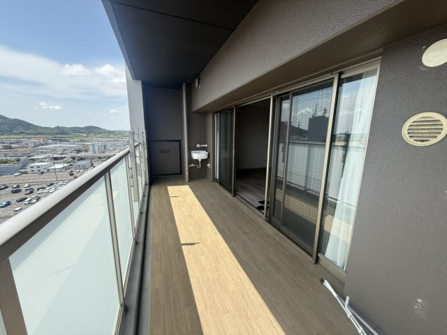 南西向きバルコニー。11階からの眺望も楽しめます。
