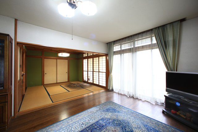 隣の和室とひと続きに利用可能。障子から光が届きます