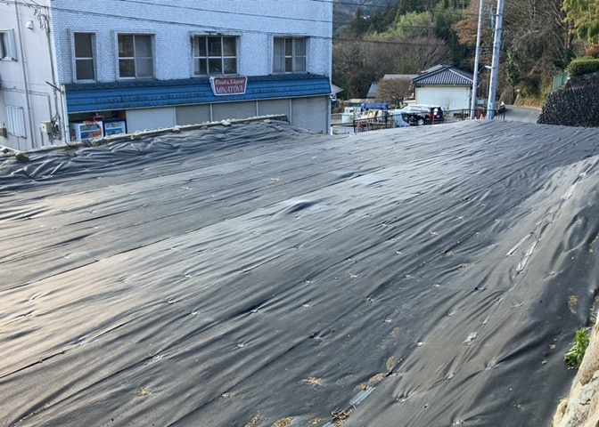 土地の形が極端に長細かったり、狭小地、あるいは道路との高低差がある傾斜地だった場合、後々売ろうとしても買い手がつかない場合もあります。後々、売却することになった時に価値の下がらない土地を選びましょう。